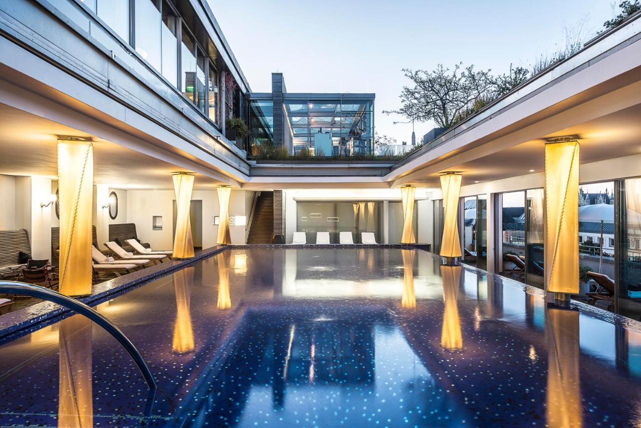 Hotel Bayerischer Hof Monaco di Baviera Esterno foto The pool at the Mandarin Oriental Munich