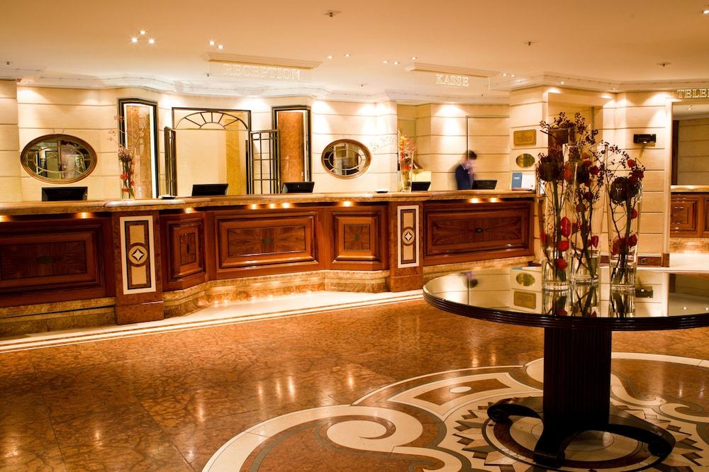 Hotel Bayerischer Hof Monaco di Baviera Esterno foto The lobby of the hotel
