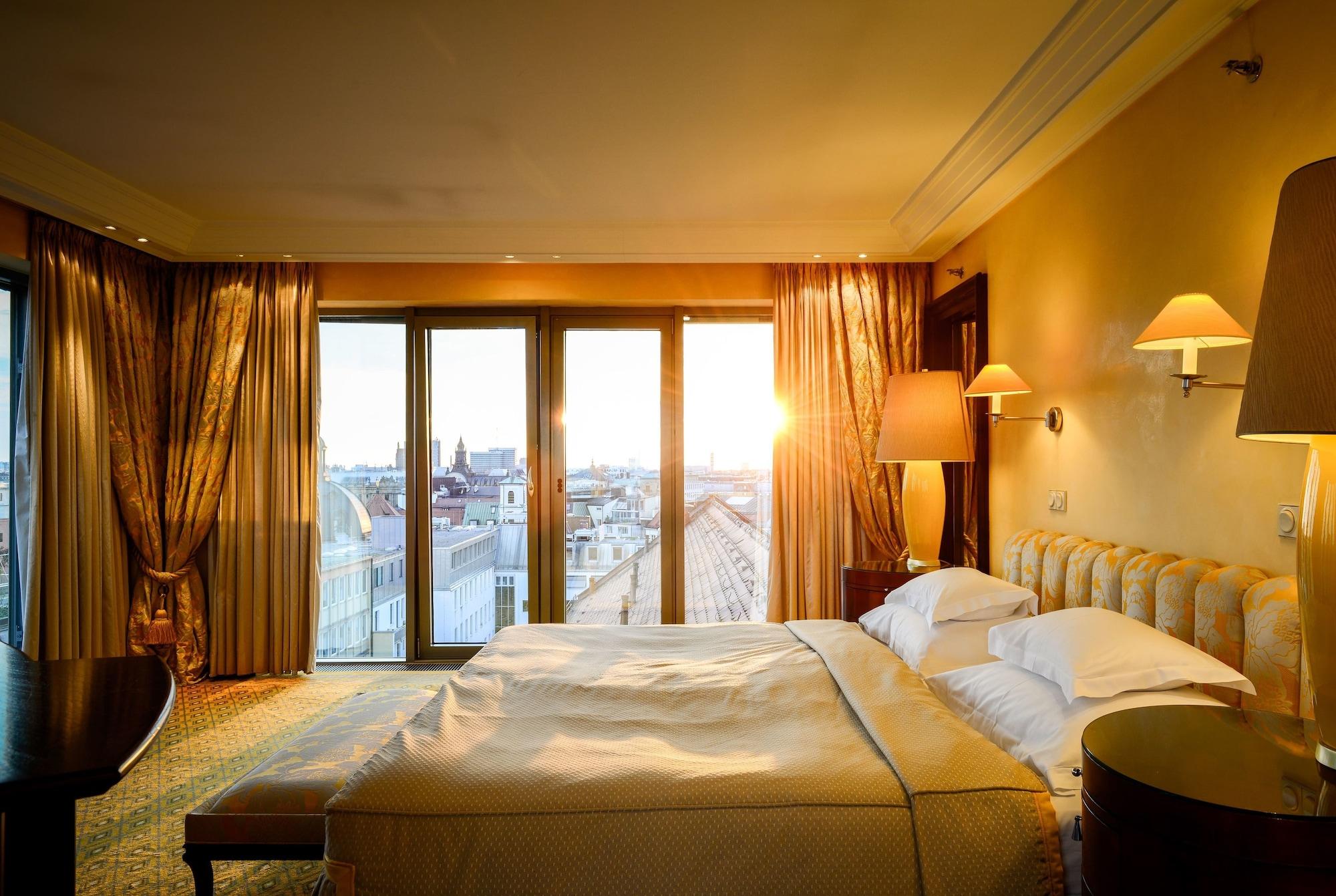 Hotel Bayerischer Hof Monaco di Baviera Esterno foto A room at the Hotel Bayerischer Platz