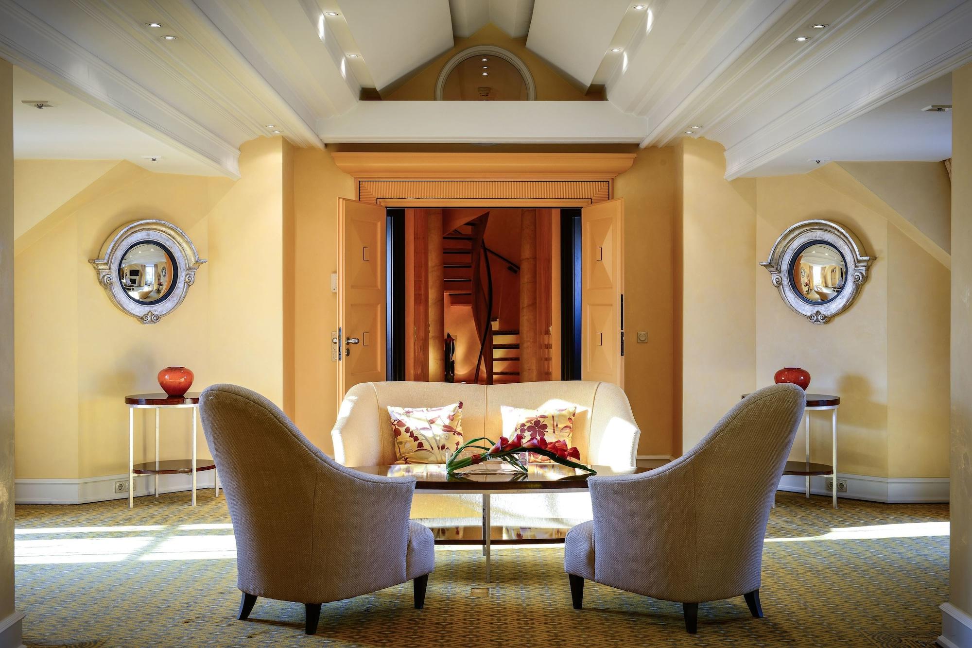 Hotel Bayerischer Hof Monaco di Baviera Esterno foto The interior of the hotel