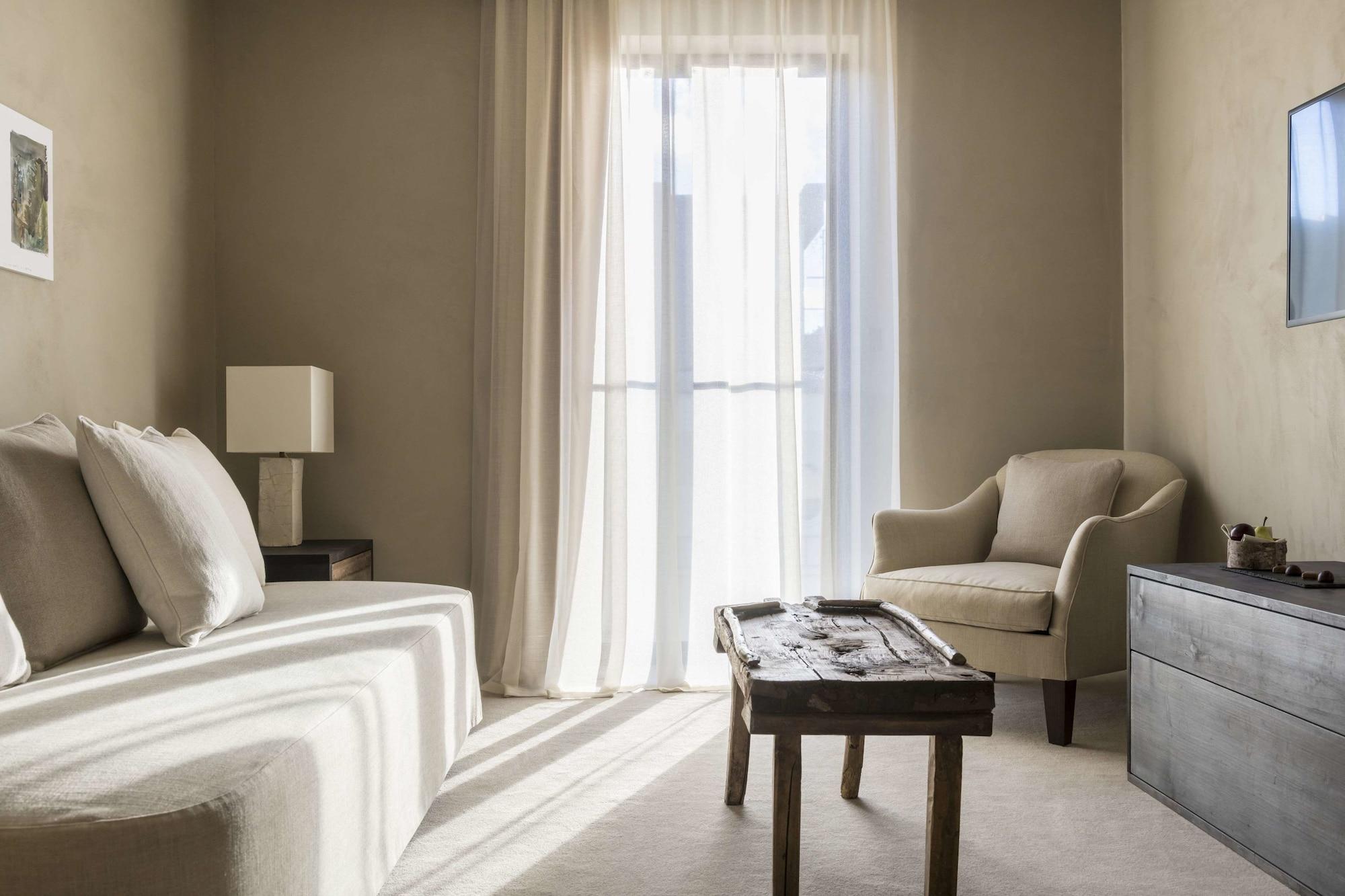 Hotel Bayerischer Hof Monaco di Baviera Esterno foto A room at the hotel