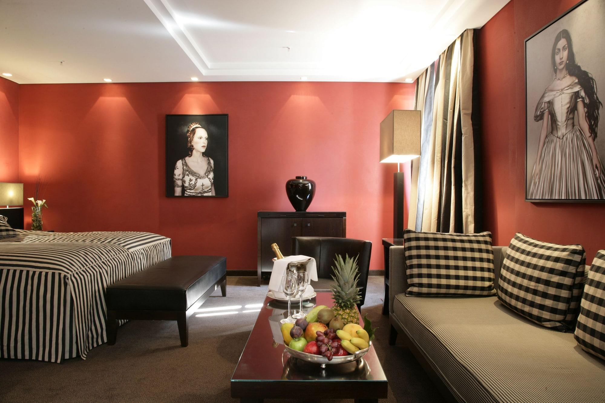 Hotel Bayerischer Hof Monaco di Baviera Esterno foto A room at the hotel
