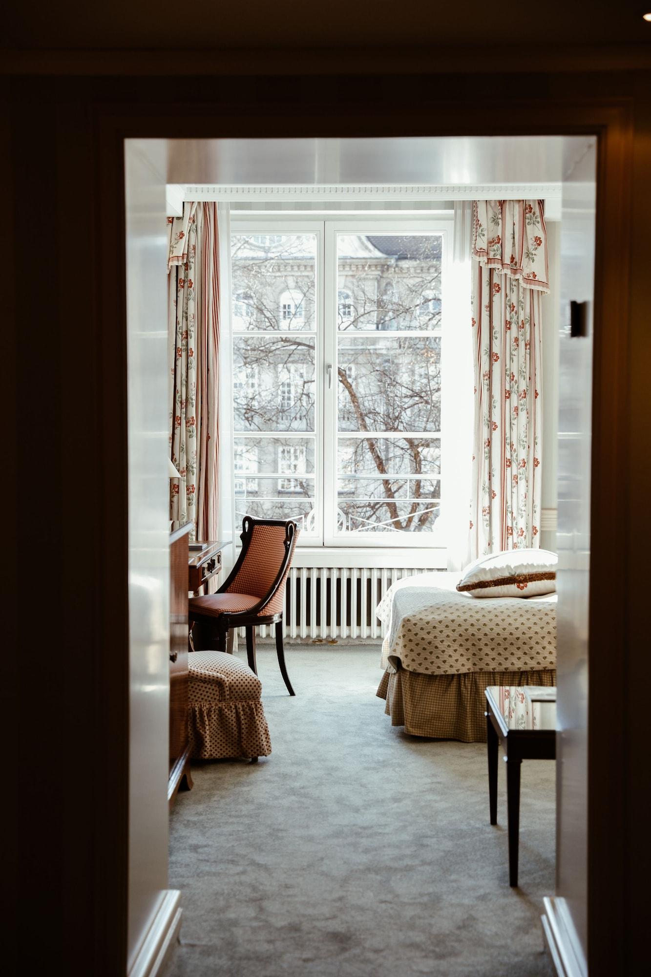 Hotel Bayerischer Hof Monaco di Baviera Esterno foto A room at the Hotel Axelmannstein