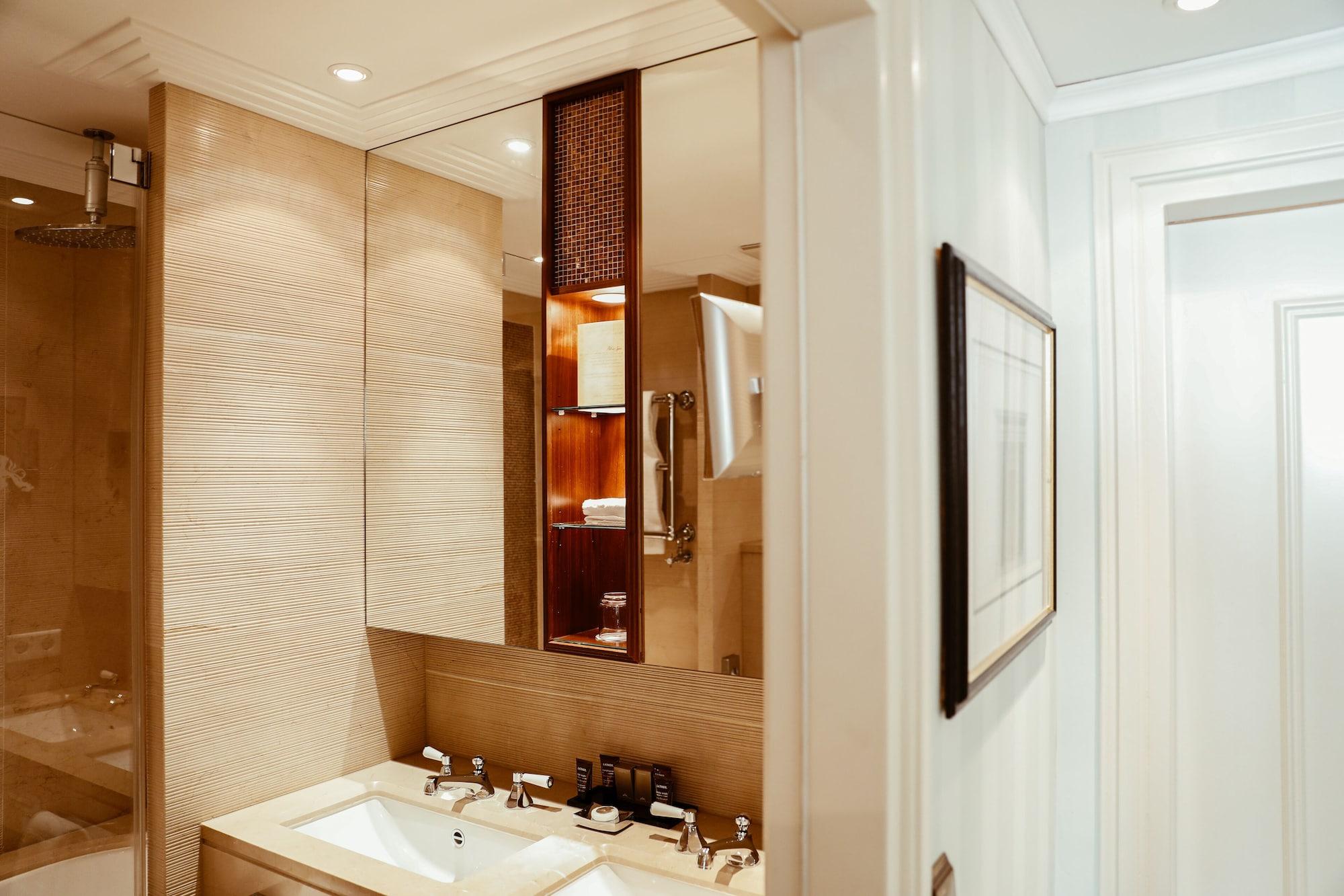 Hotel Bayerischer Hof Monaco di Baviera Esterno foto Bathroom