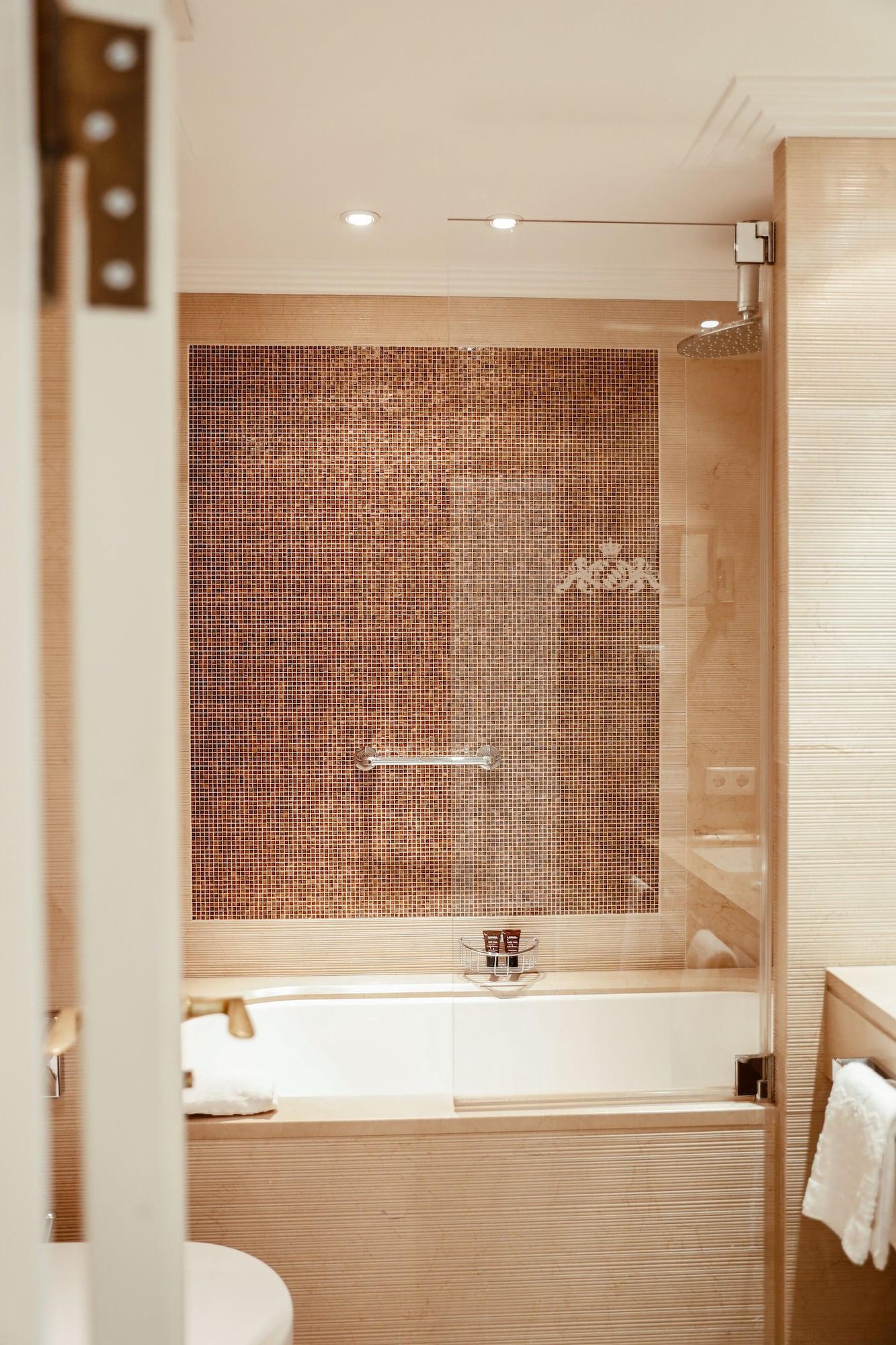 Hotel Bayerischer Hof Monaco di Baviera Esterno foto A shower enclosure
