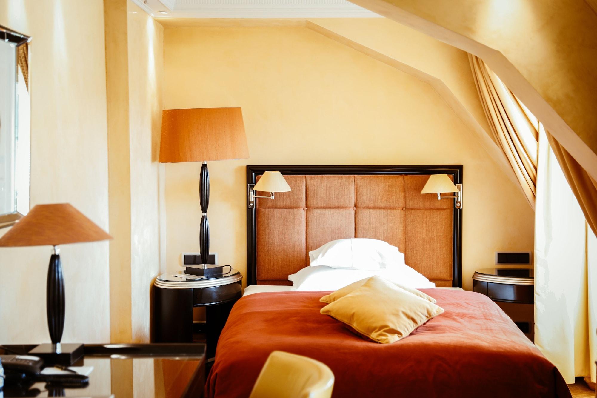 Hotel Bayerischer Hof Monaco di Baviera Esterno foto A room at the Hotel de Crillon