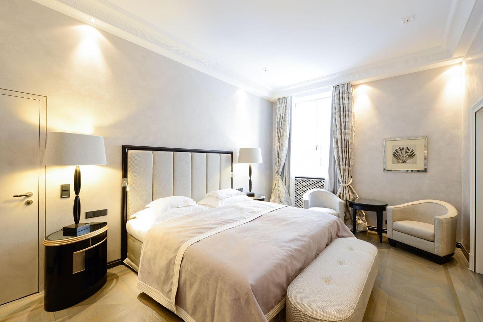 Hotel Bayerischer Hof Monaco di Baviera Camera foto A room at the Hotel de Crillon