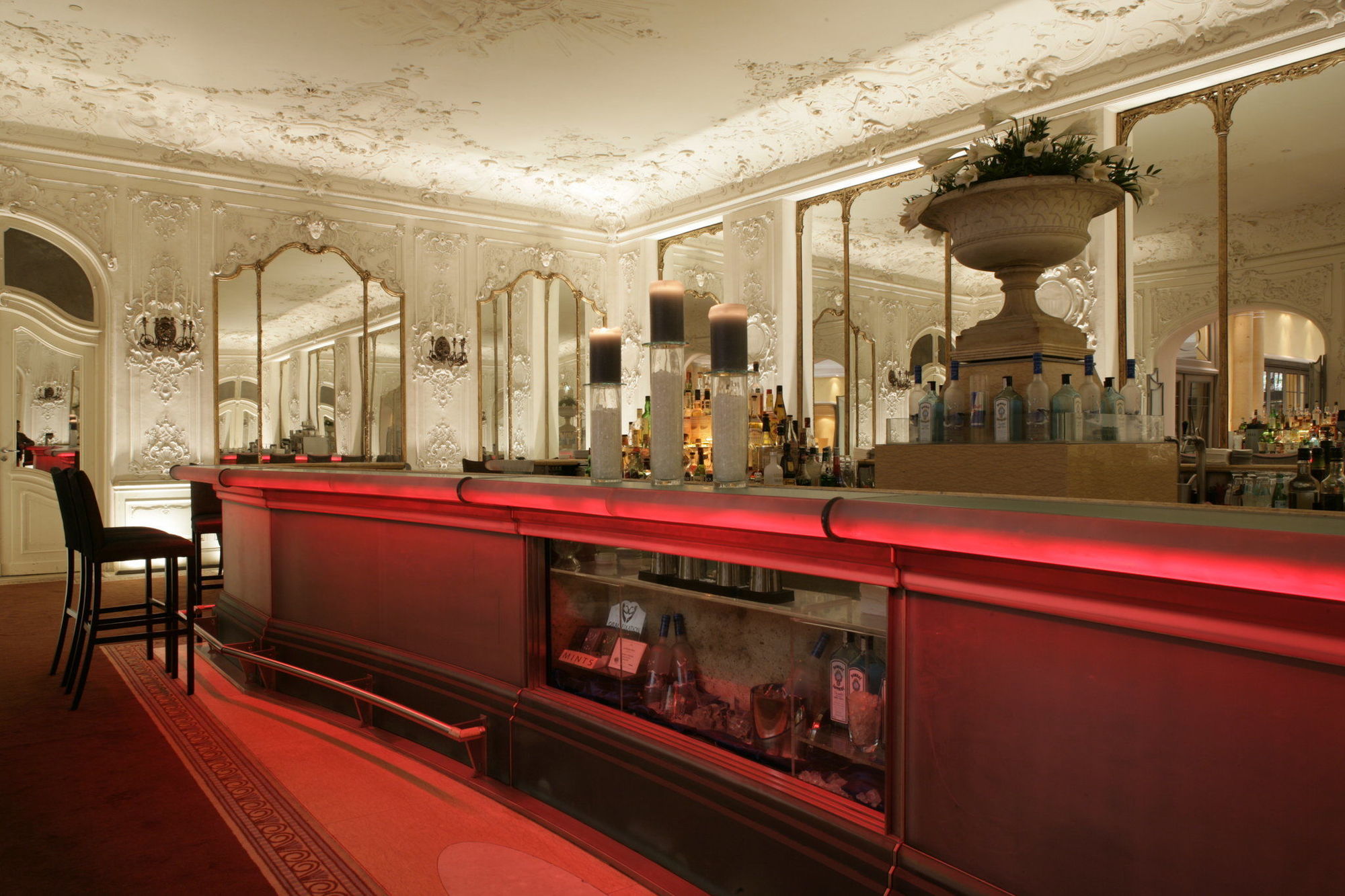 Hotel Bayerischer Hof Monaco di Baviera Esterno foto The bar