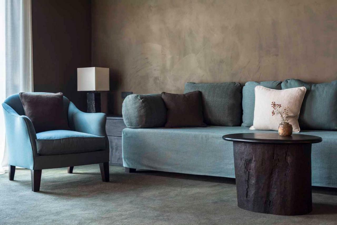 Hotel Bayerischer Hof Monaco di Baviera Esterno foto A living room with a sofa and a chair