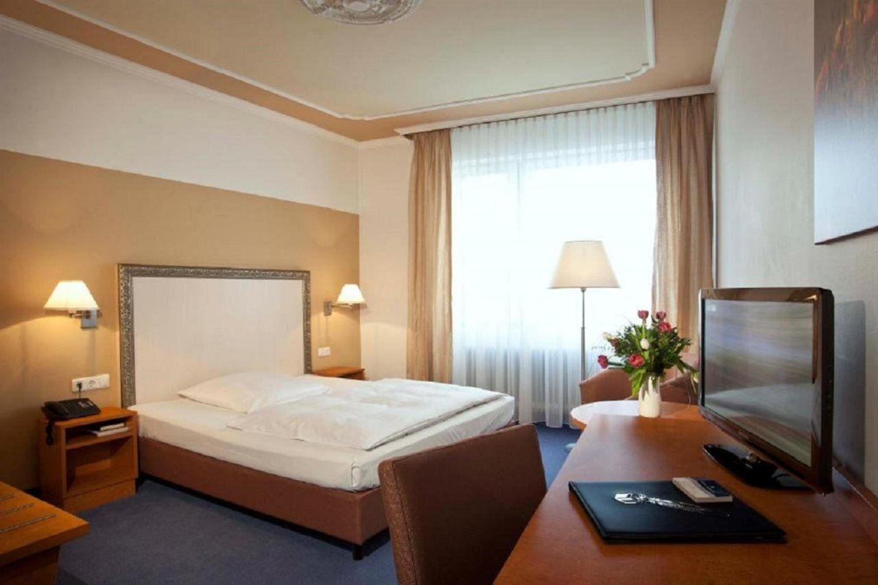 Hotel Bayerischer Hof Monaco di Baviera Esterno foto A typical hotel room
