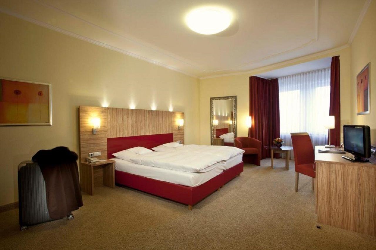 Hotel Bayerischer Hof Monaco di Baviera Esterno foto A typical hotel room